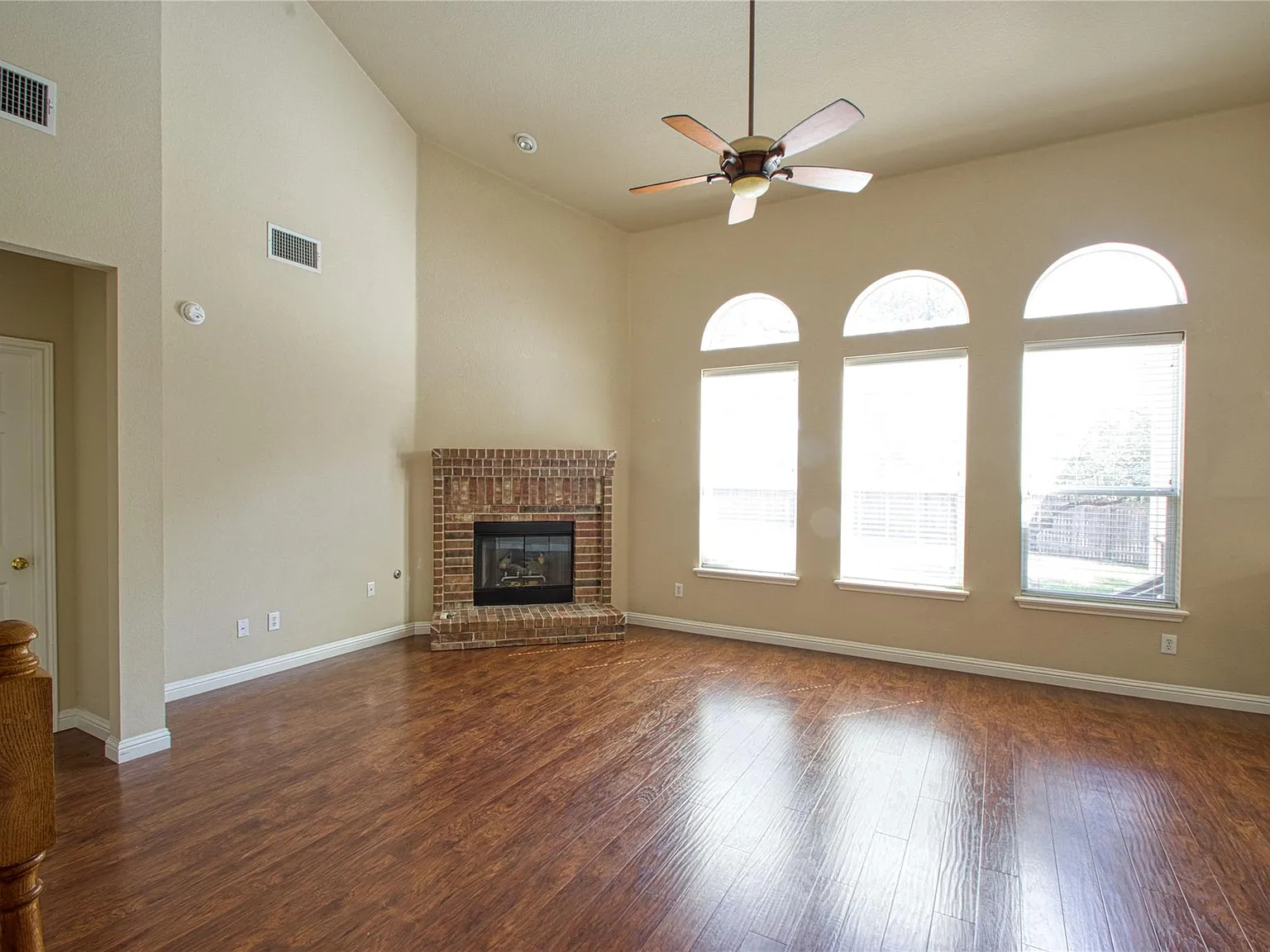 3 bed, 2.5 bath, 2416 sqft, $2,200 — Photo 2
