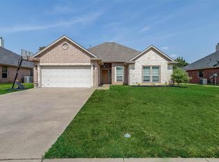 811 Meadow View Dr, Cleburne, TX 76033