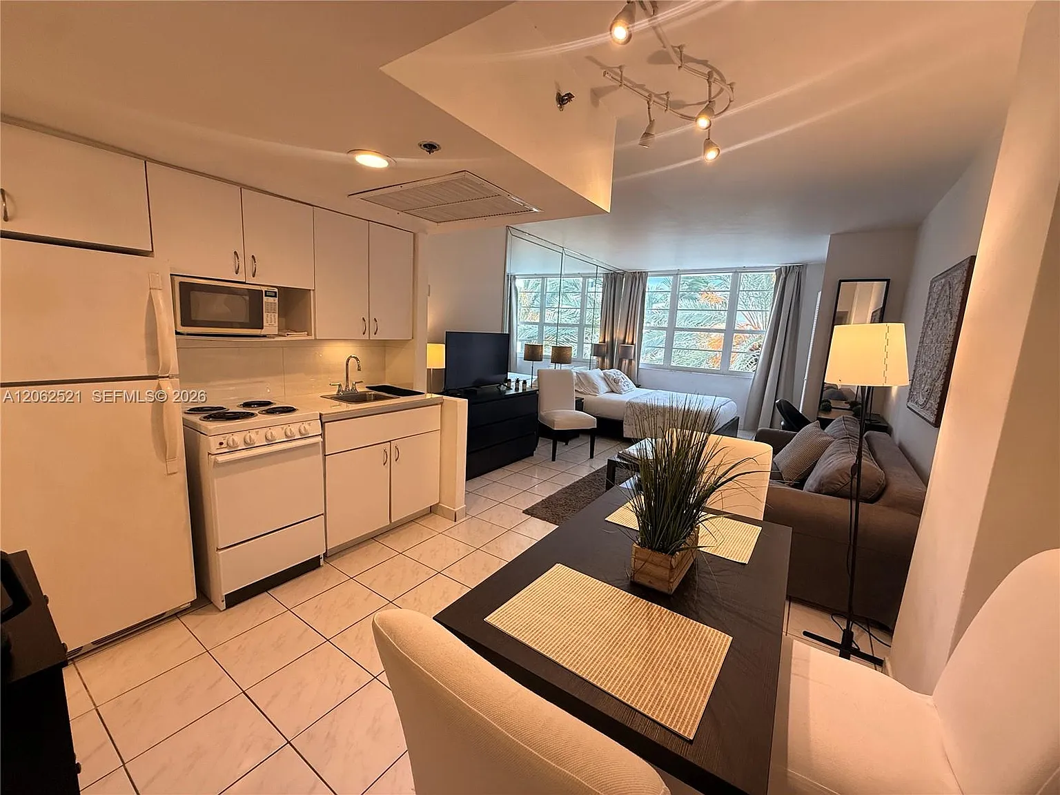 The Decoplage Condo — Photo 3