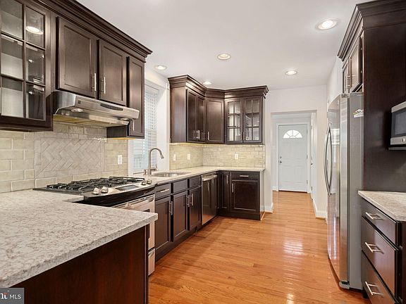 4th image of 2239 Carpenter St