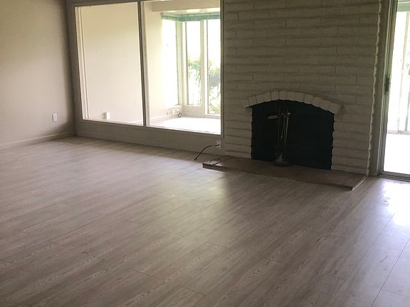 familyroom gas fireplace