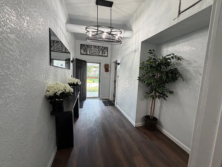 530 N Broadway St — Photo 7