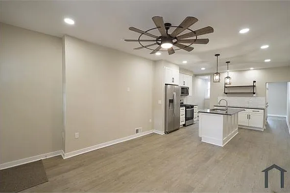 1933 E Albert St — Photo 3