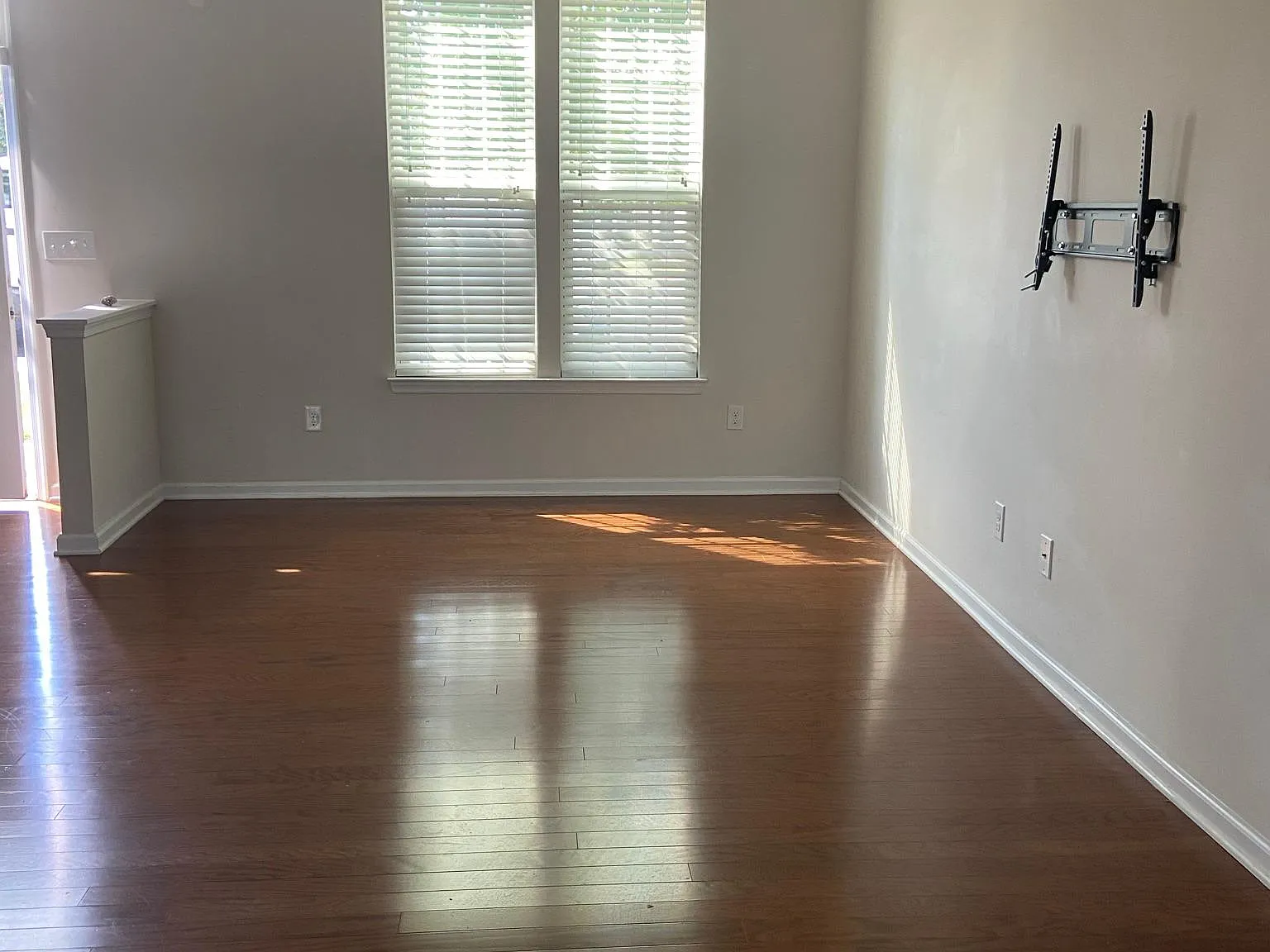 3 bed, 2.5 bath, 1445 sqft, $1,925 — Photo 2