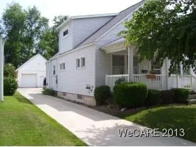 1012 E Albert St photo 1
