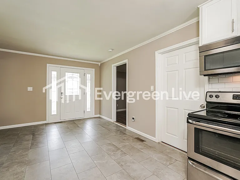 323 Marshall St — Photo 5