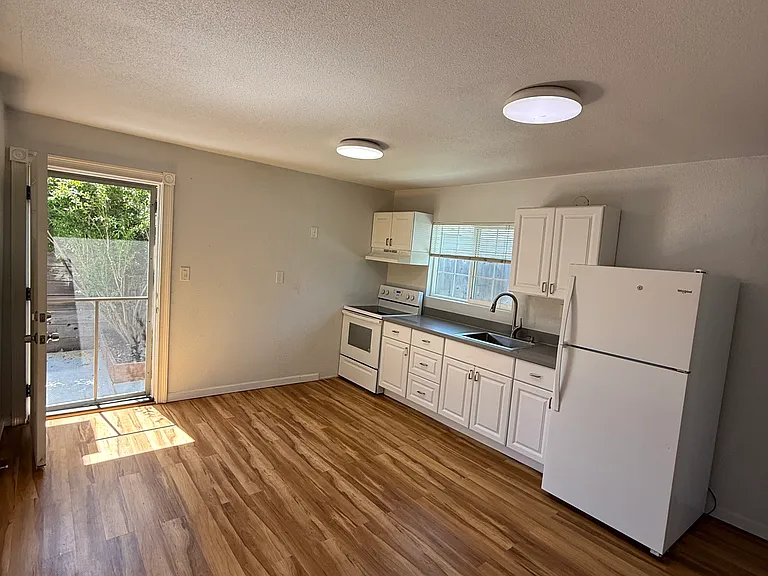 434 Hibiscus Ct #B — Photo 2