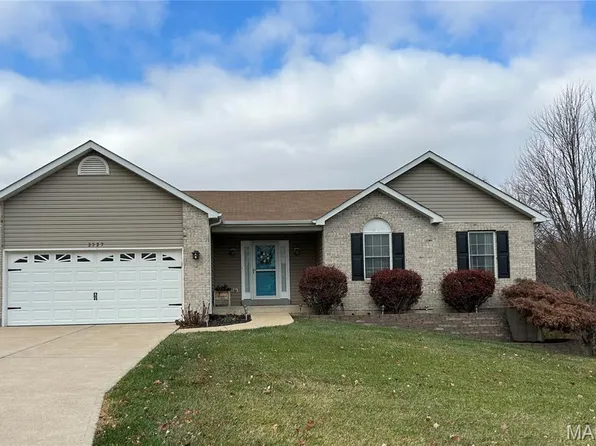 2327 Pebble Creek Dr, High Ridge, MO 63049
