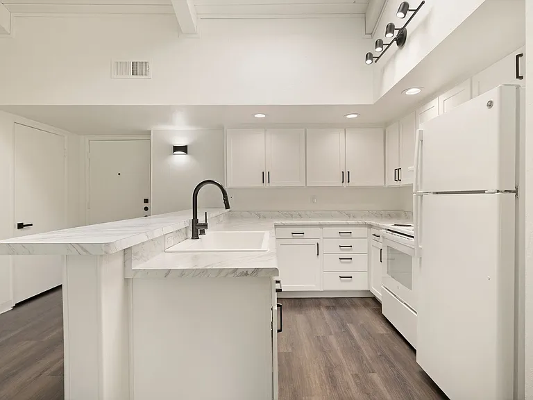 Villa Del Mar Apartments — Photo 40
