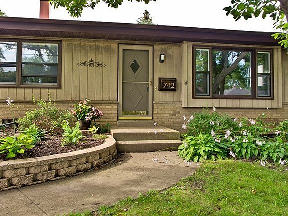 3rd image of 742 Noel Dr
