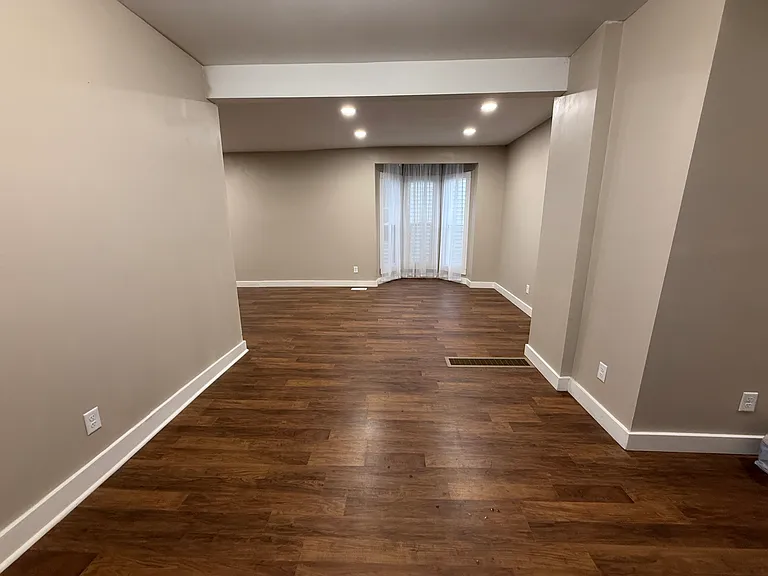 810 E 8th St #1 — Photo 12