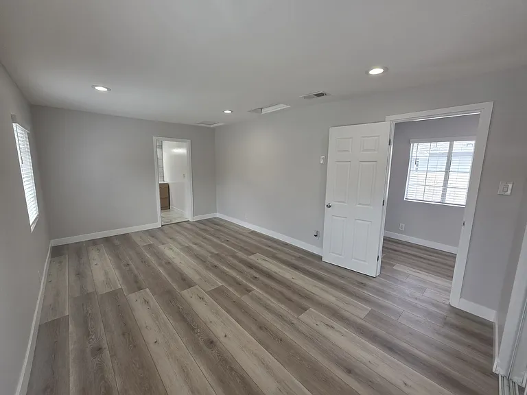 10303 Arminta St — Photo 4