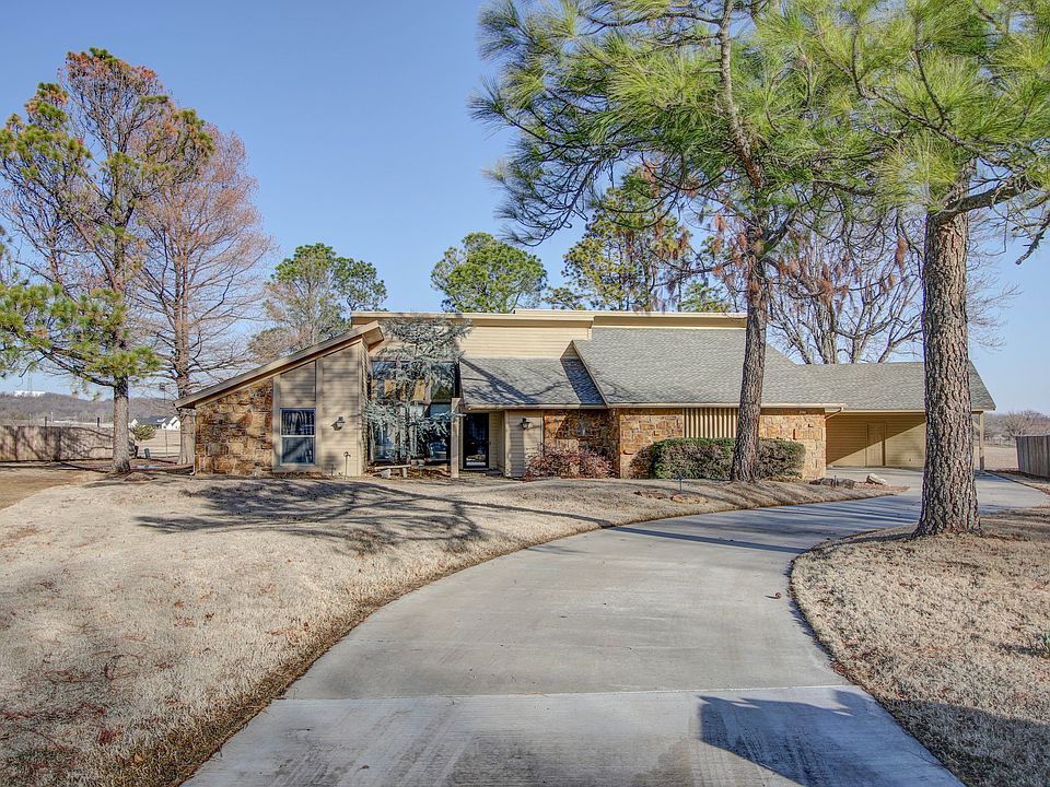1st image of 110 Mockingbird Ln