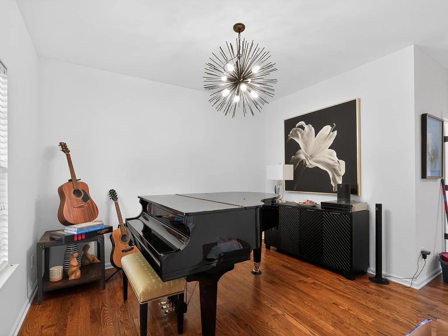 3 bed, 2500 sqft, $950 — Photo 2