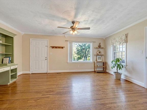 2nd image of 2812 Sweetbrier Ave SW