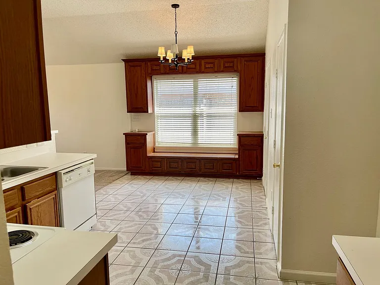 1008 Rock Springs Dr — Photo 13
