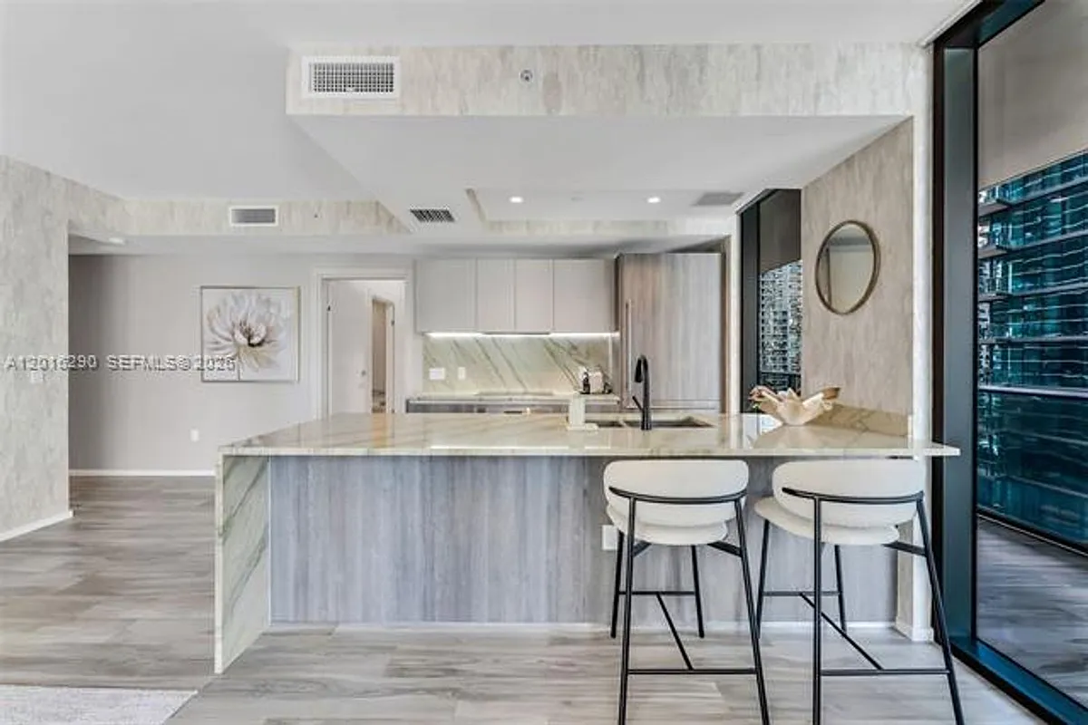 Building Photo - 801 S Miami Ave #1805