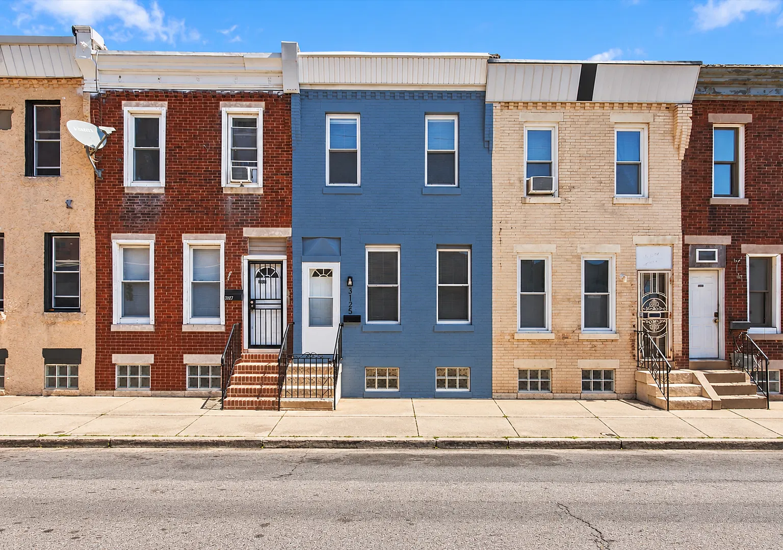 Spacious Two Bedroom, One Bathroom House in Kensington — Photo 1