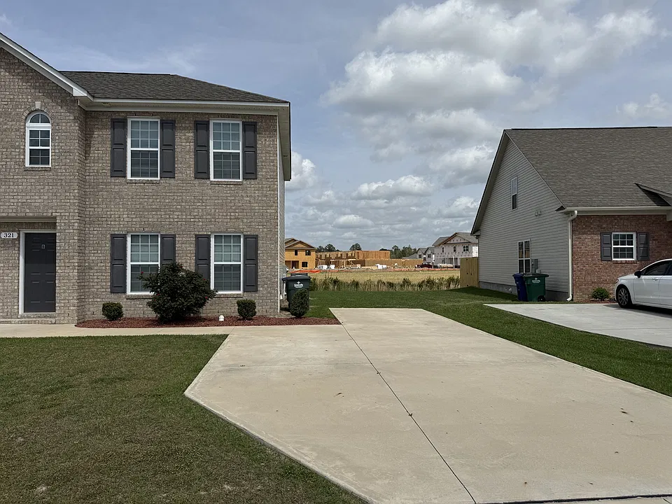 321 S Pointe Dr #A