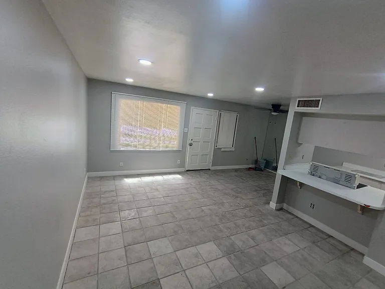 5010 N 41st Ave — Photo 2