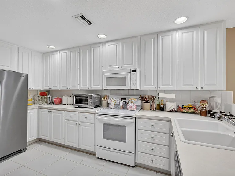 213 Barcelona Dr — Photo 16