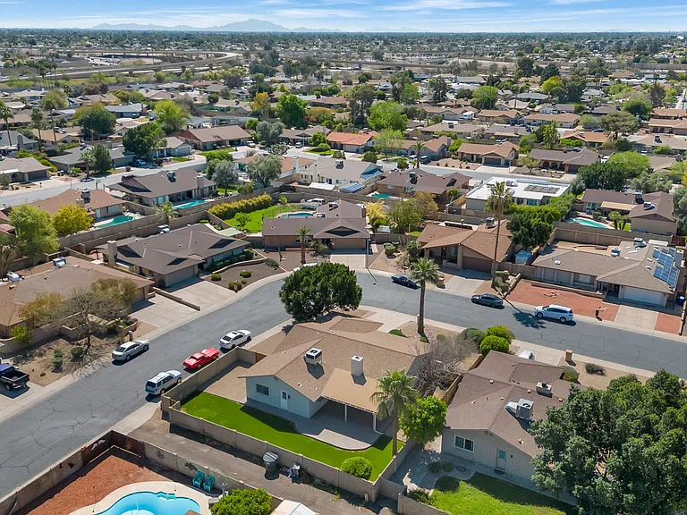2116 E Laguna Dr — Photo 24