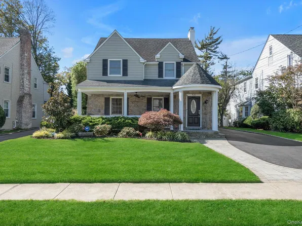 53 Murdock Rd, Lynbrook, NY 11563