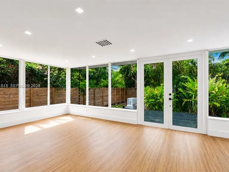 8819 Dickens Ave #8819 — Photo 3
