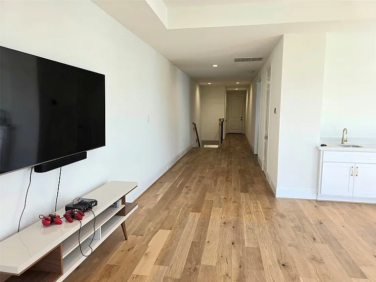 613 W 26th St — Photo 15