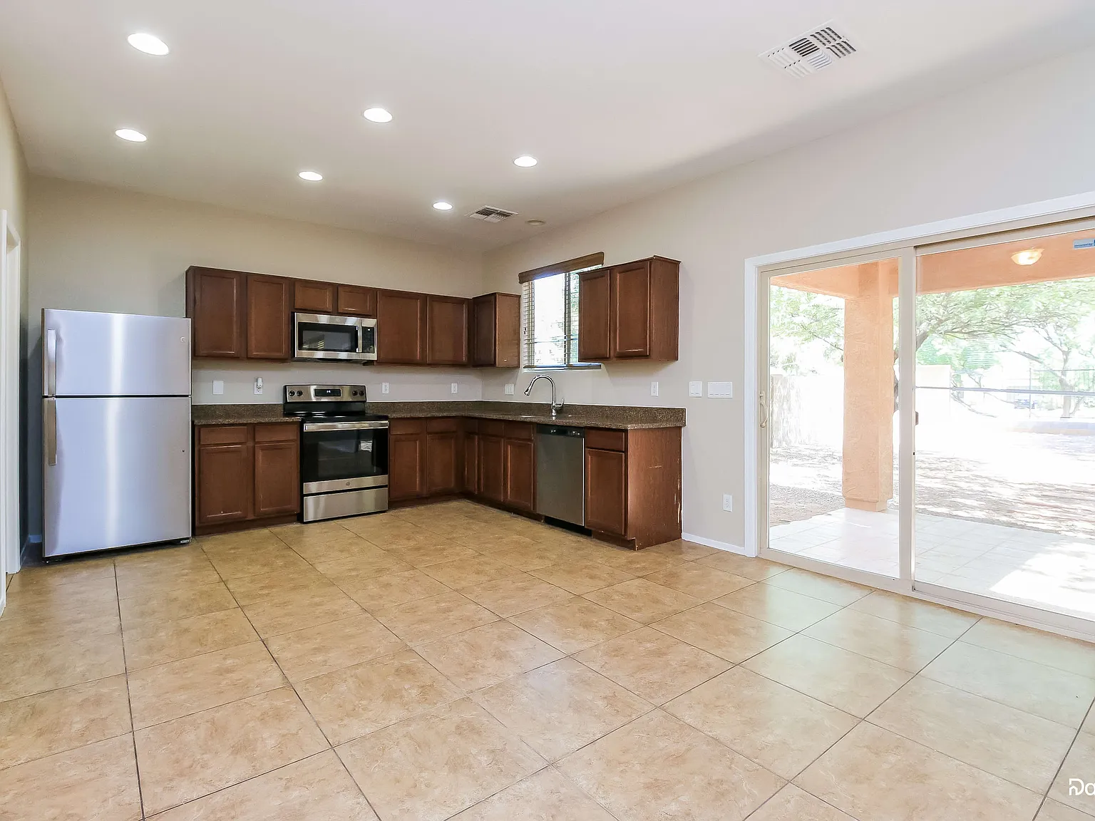 4 bed, 2.5 bath, 2381 sqft, $1,875 — Photo 3