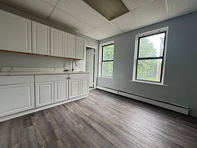 197 S Leonard St #11 — Photo 3