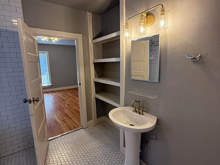 706 S Saint Louis Ave — Photo 7