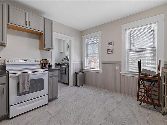 3rd image of 39 Boyd St