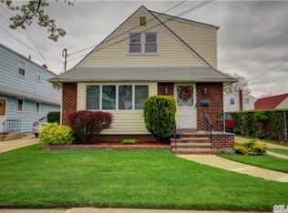 516 N 9th Pl, New Hyde Park, NY 11040