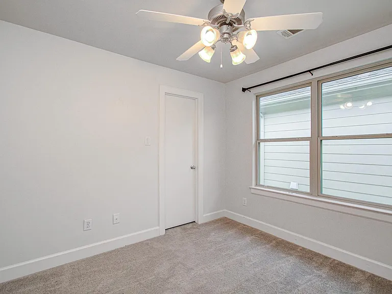 624 E 39th St — Photo 31