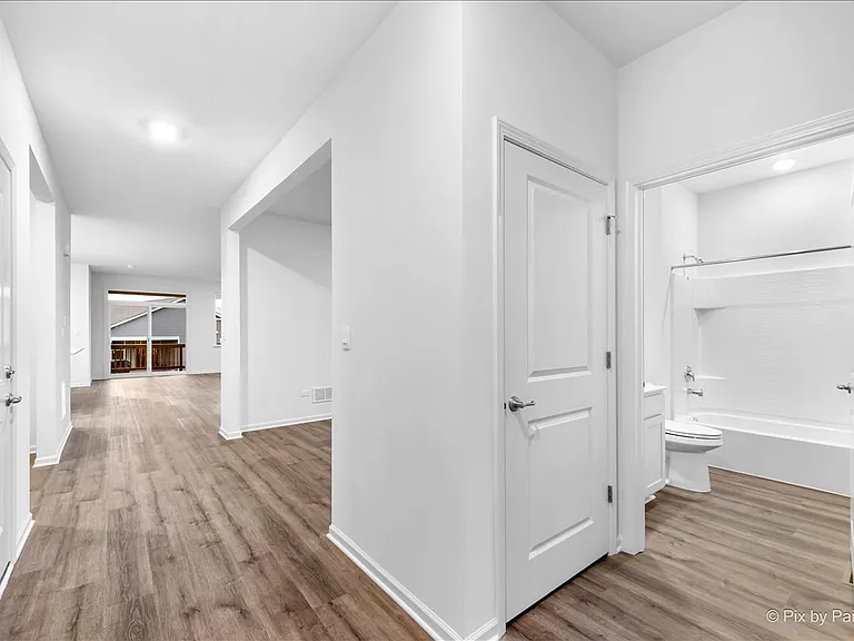 301 Westminster Ct — Photo 5