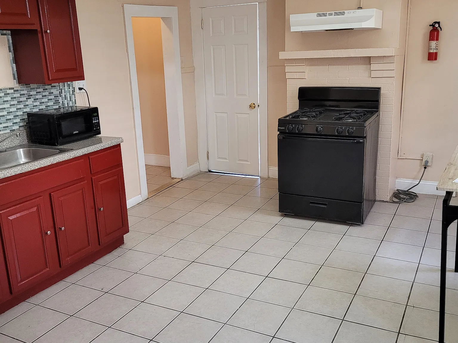 3 bed, $1,920 — Photo 2