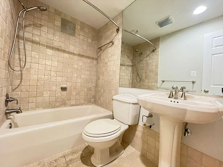 4631 Macarthur Blvd NW #A — Photo 11