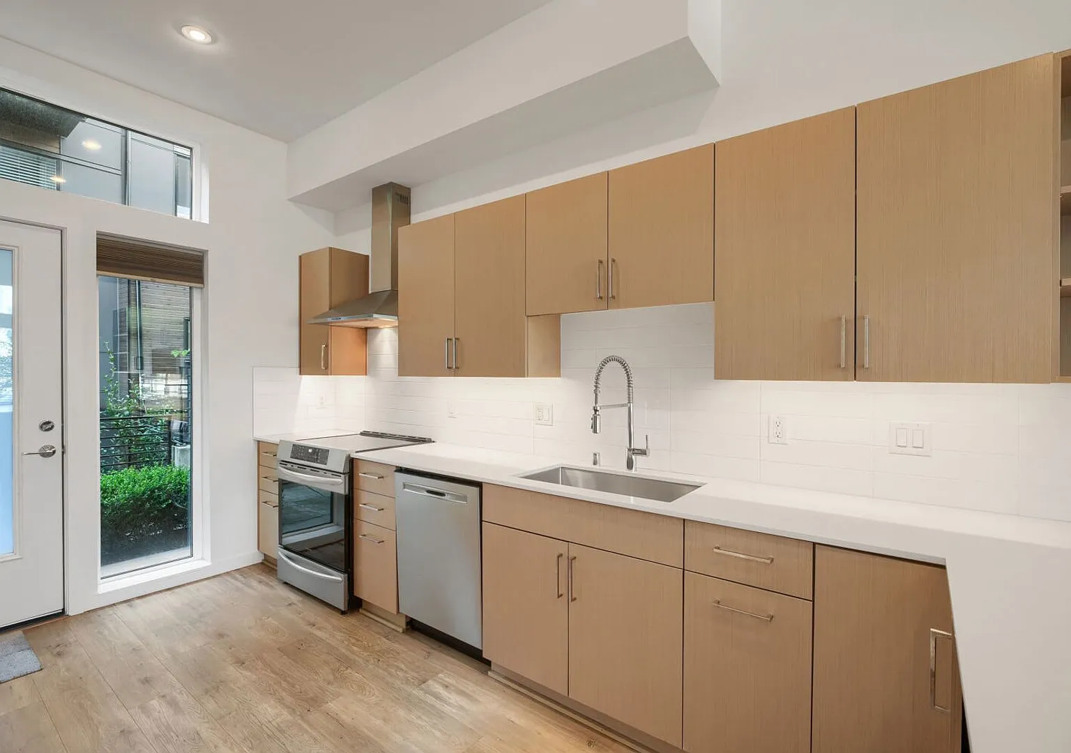 Stunning 2bed/2bath Townhome in Convenient Seattle Location! — Photo 4