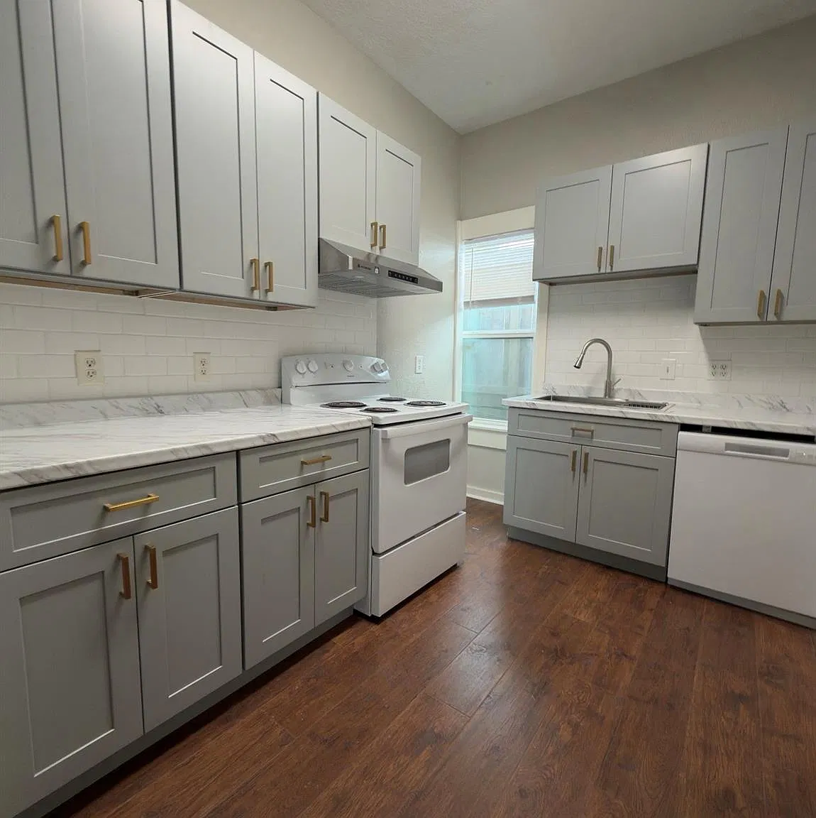 2 bed, 1.0 bath, 900 sqft, $1,350 — Photo 2
