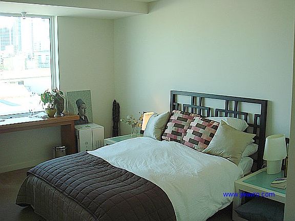 4th image of 555 4th St #729
