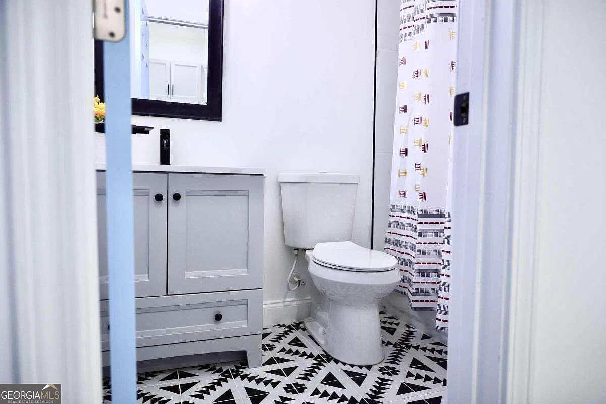 2 bed, 1.0 bath, 700 sqft, $1,900 — Photo 3