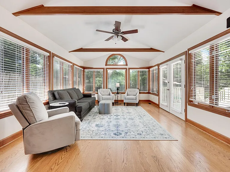1114 Woodvale Dr — Photo 20