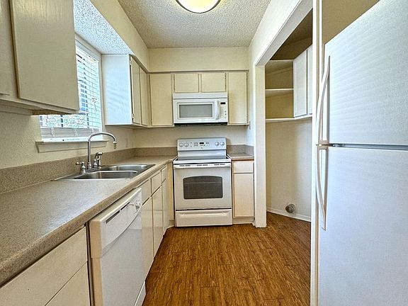 4th image of 4321 Lake Shore Villa Dr