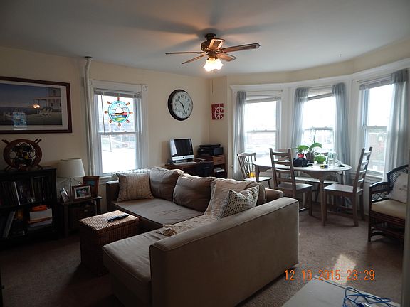 Livingroom w/ ceiling fan