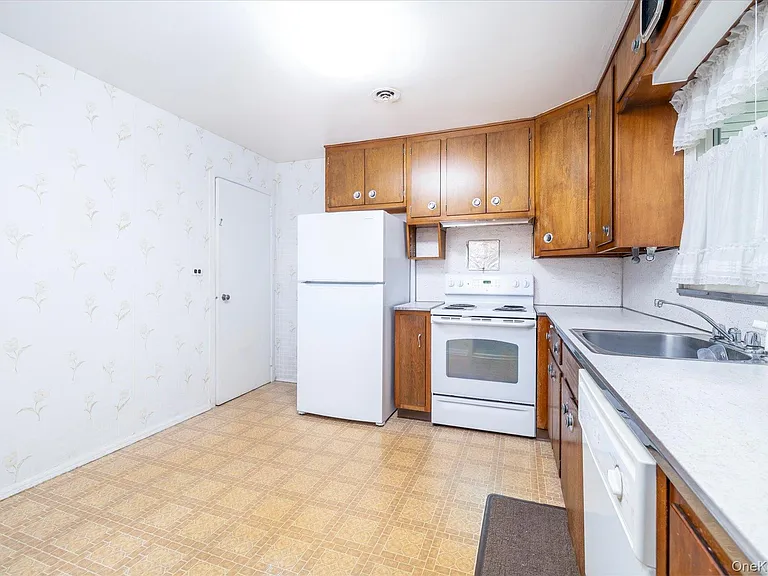 531 Surrey Pl — Photo 13