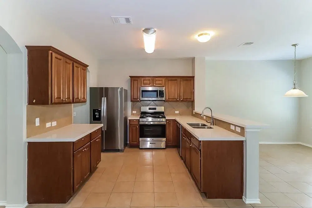 4 bed, 2.0 bath, 2490 sqft, $1,850 — Photo 2