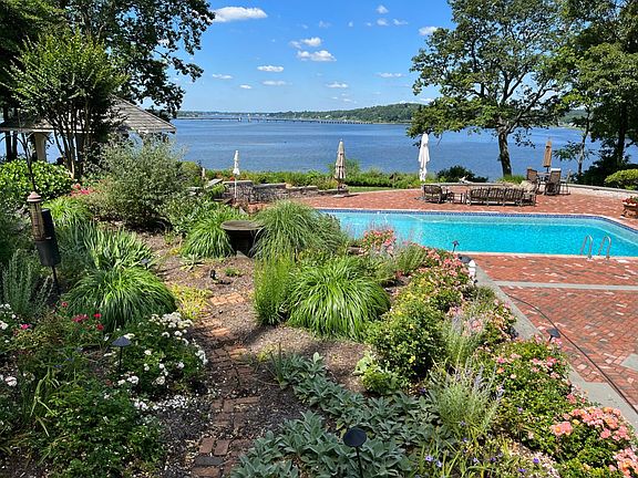 Large pool deck, patios, 5 umbrellas for shade.