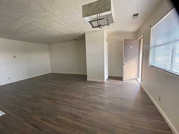 Living Room/Table Area