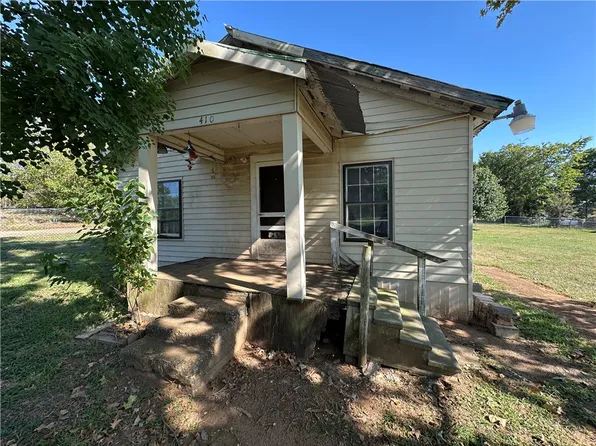 410 E 7th St, Hearne, TX 77859